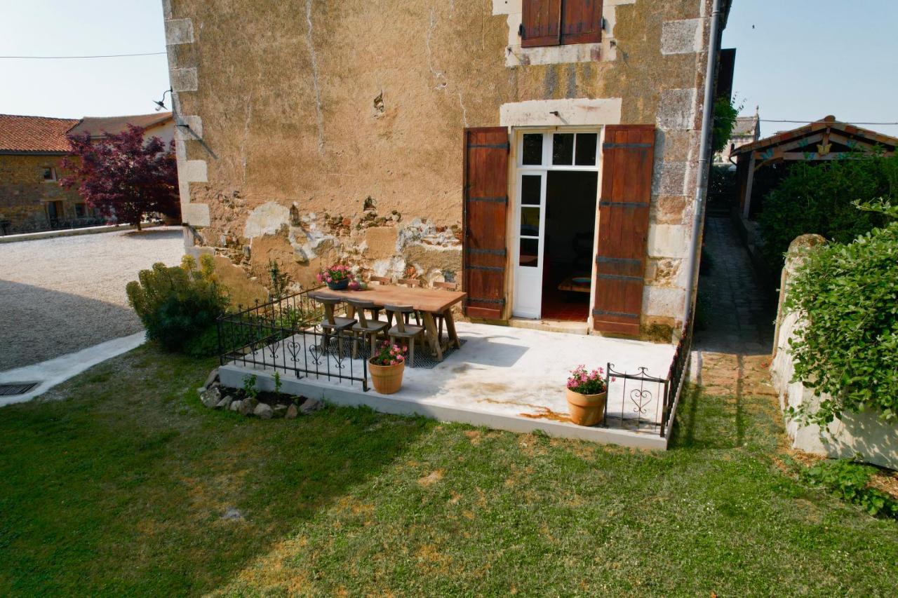A L'Ombre Du Marronnier Gites La Peruse ภายนอก รูปภาพ